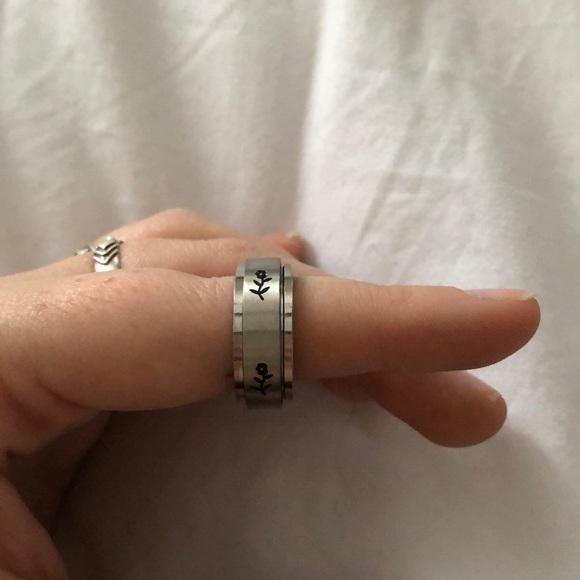 Stainless Steal Fidget Spinner Ring with Flowers - Picture 2 of 3